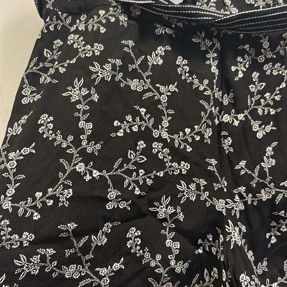 LOFT Printed Paper Bag, Pull on elastic waist.Tie Belt. SZ XS Black/white floral - Picture 6 of 6